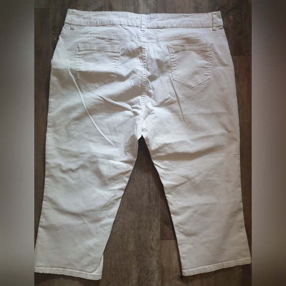 Jules & James White Capri Jeans. - Picture 2 of 6